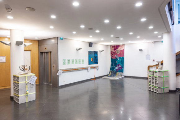 Les artistes des Ateliers du Quai Antoine Ier s’exposent au Théâtre des Variétés